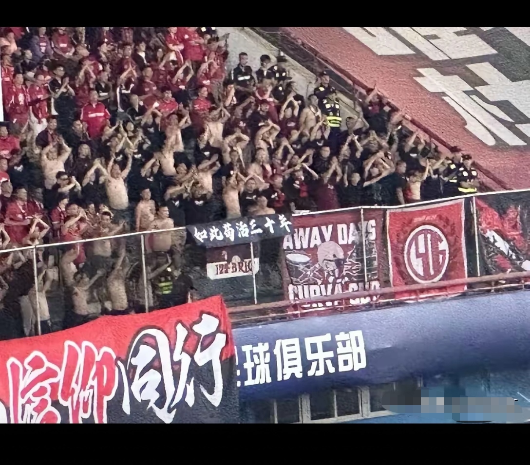 足球场上燃起激烈火花，球迷热情高涨的简单介绍